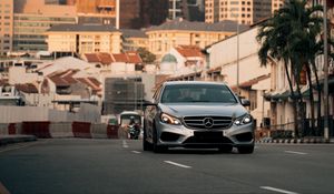 Превью обои mercedes, машина, вид спереди, дорога, город