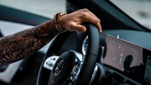 Превью обои mercedes, руль, рука, автомобиль