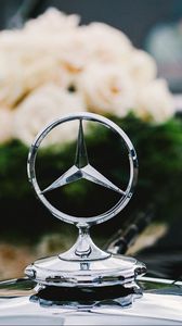 Превью обои mercedes, значок, цветы, букет