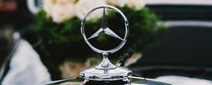 Превью обои mercedes, значок, цветы, букет