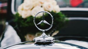 Превью обои mercedes, значок, цветы, букет