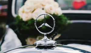 Превью обои mercedes, значок, цветы, букет