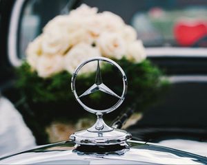 Превью обои mercedes, значок, цветы, букет