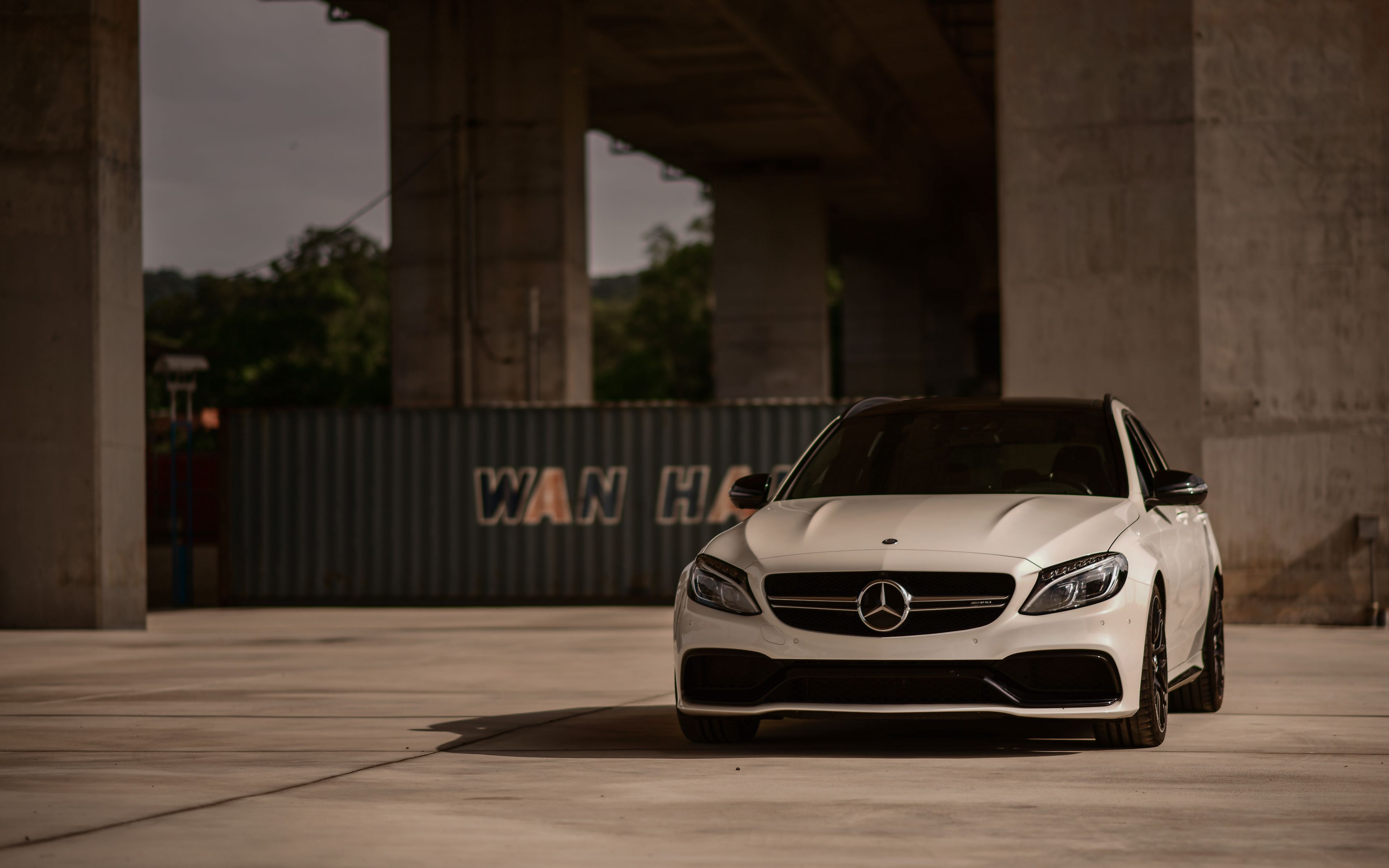 AMG c63 с девушкой