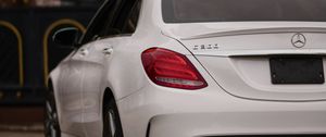 Превью обои mercedes-benz c300, mercedes, автомобиль, белый, вид сзади