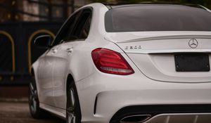 Превью обои mercedes-benz c300, mercedes, автомобиль, белый, вид сзади