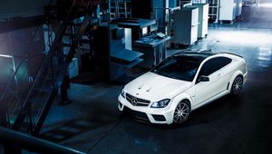 Превью обои mercedes-benz, c63, amg, белый, вид сбоку