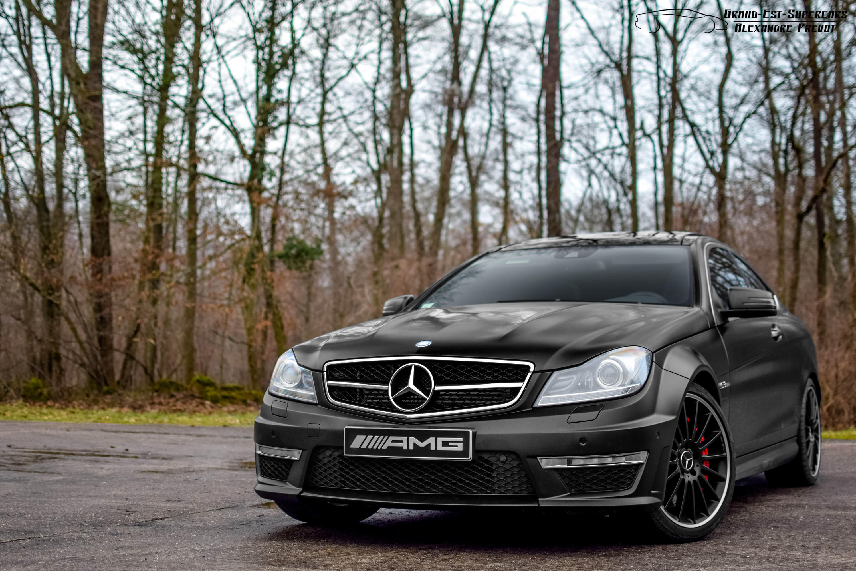 Мерседес c63 AMG белая зима