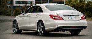 Превью обои mercedes-benz cls350 amg, mercedes, машина, белый, здания, город