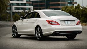 Превью обои mercedes-benz cls350 amg, mercedes, машина, белый, здания, город