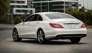 Превью обои mercedes-benz cls350 amg, mercedes, машина, белый, здания, город