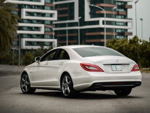 Превью обои mercedes-benz cls350 amg, mercedes, машина, белый, здания, город