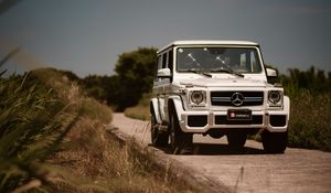 Превью обои mercedes-benz g 63 amg, mercedes, машина, внедорожник, белый, вид спереди