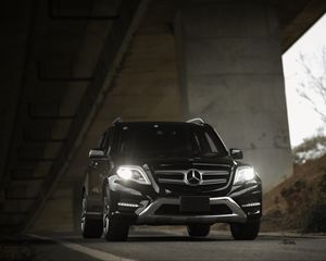 Превью обои mercedes-benz glk350, mercedes-benz, mercedes, вид спереди, черный, движение