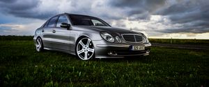 Превью обои mercedes-benz, mercedes, автомобиль, серебристый, трава