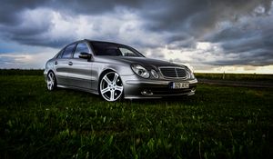 Превью обои mercedes-benz, mercedes, автомобиль, серебристый, трава