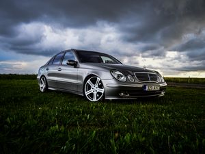 Превью обои mercedes-benz, mercedes, автомобиль, серебристый, трава