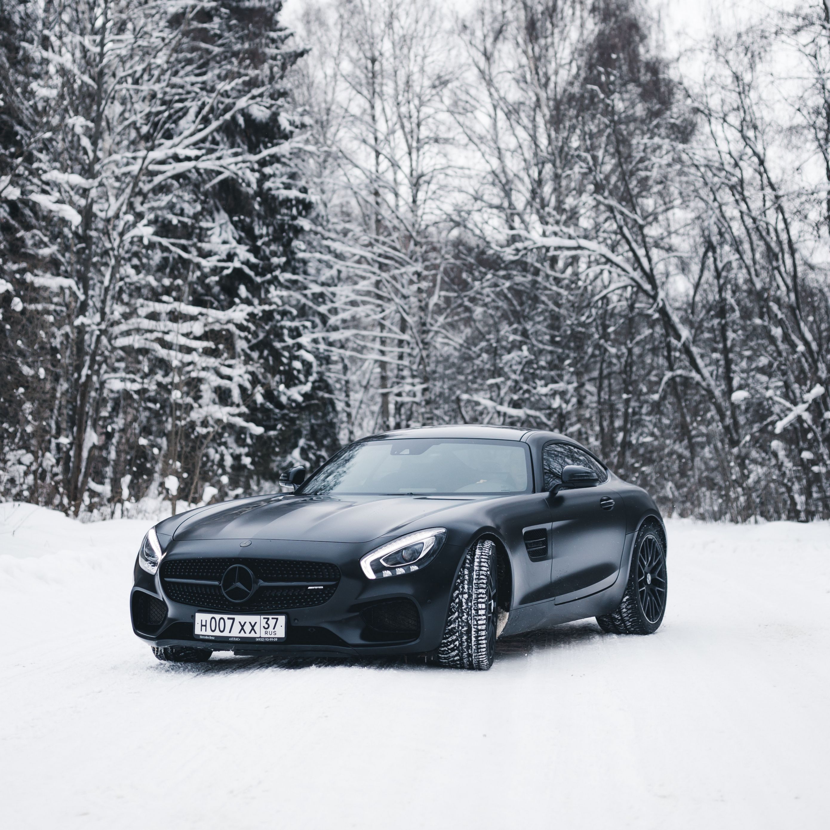 Черная машина в снегу