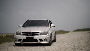 Превью обои mercedes-benz w204, mercedes, машина, серый, вид спереди, дорога