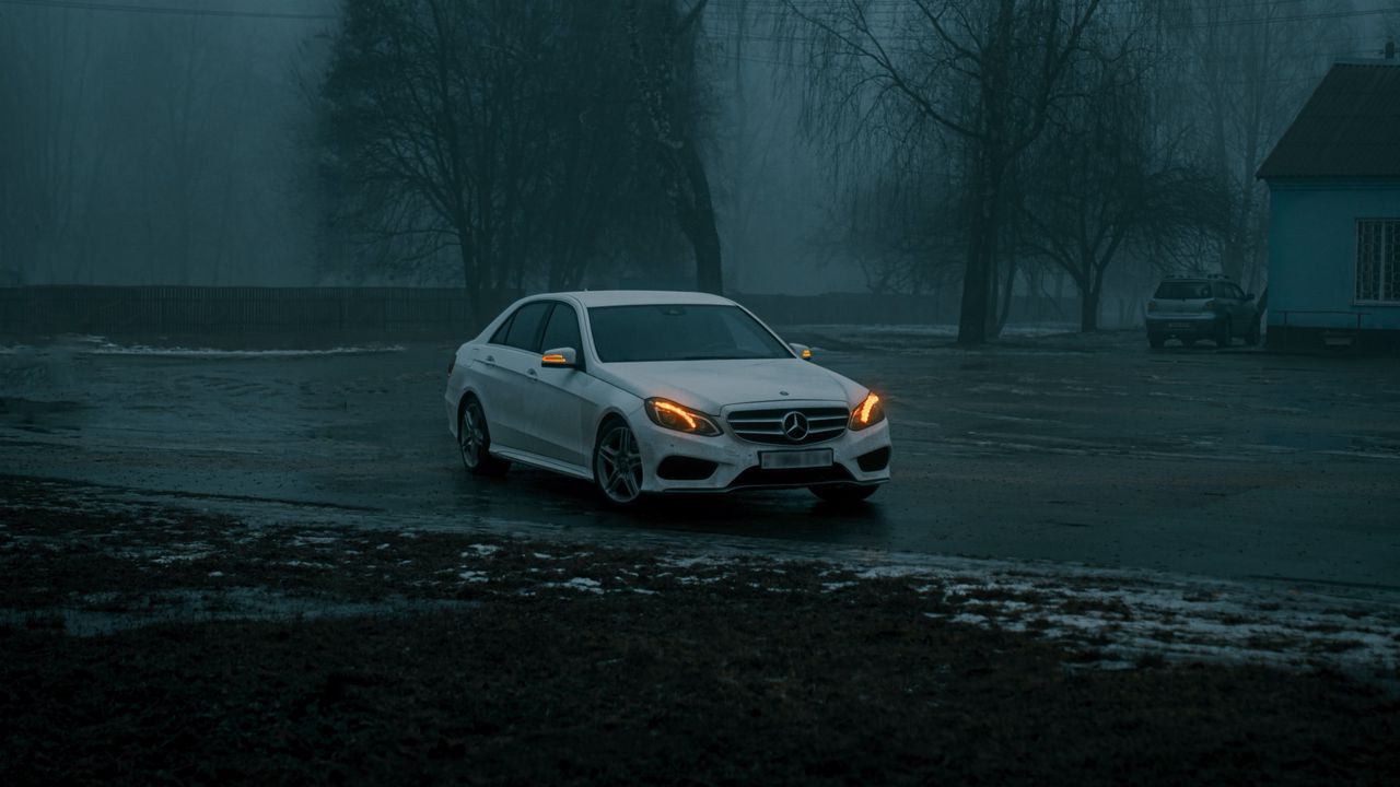 Обои мерседес, автомобиль, белый, туман
