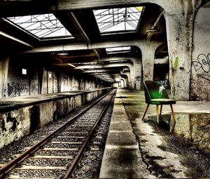 Превью обои метро, креатив, настроение, стул, зеленый, железная дорога