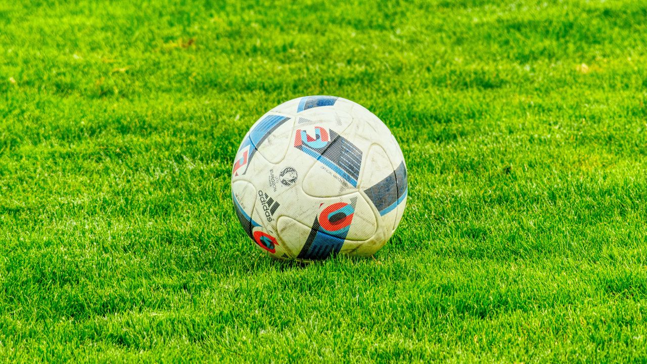 Обои мяч, футбол, газон, трава