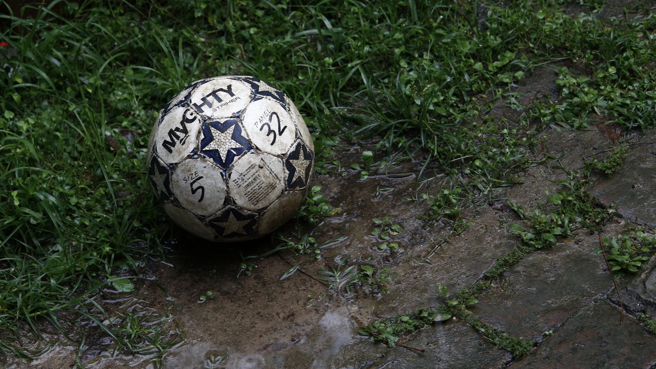 Обои мяч, футбол, грязь, трава