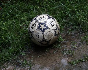 Превью обои мяч, футбол, грязь, трава