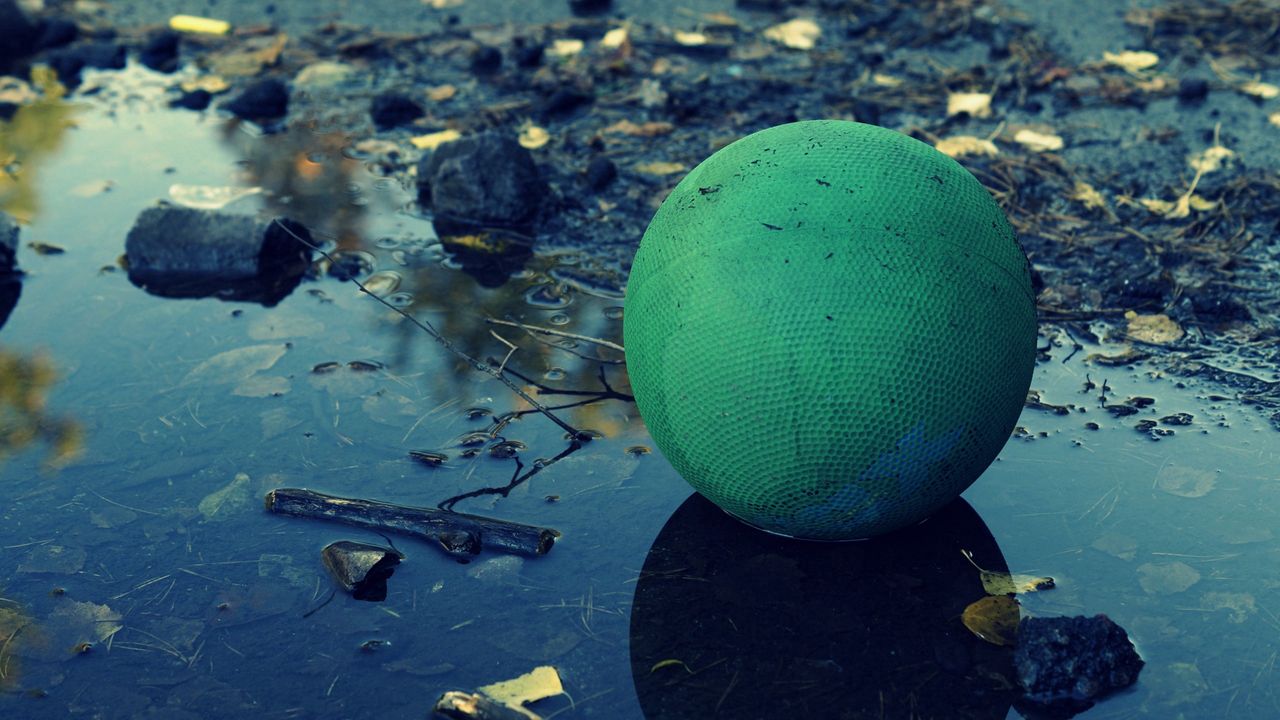 Обои мяч, грязь, лужа, шар, тень