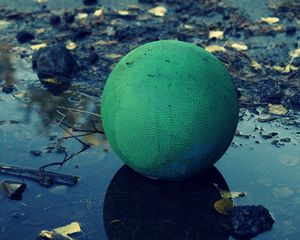 Превью обои мяч, грязь, лужа, шар, тень