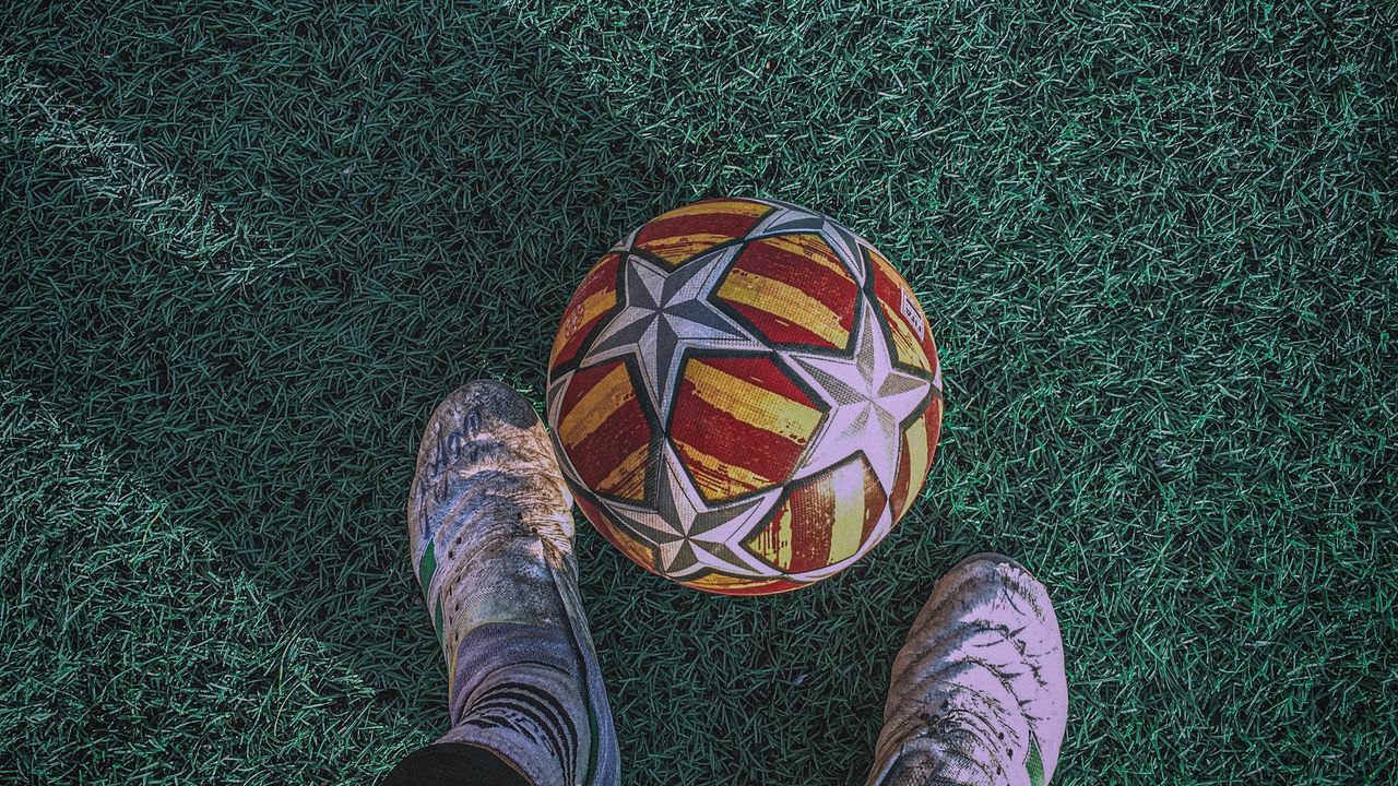Обои мяч, ноги, футбол, газон