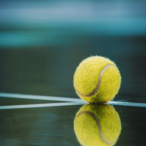 Превью обои мяч, теннис, корт, отражение, линии, разметка