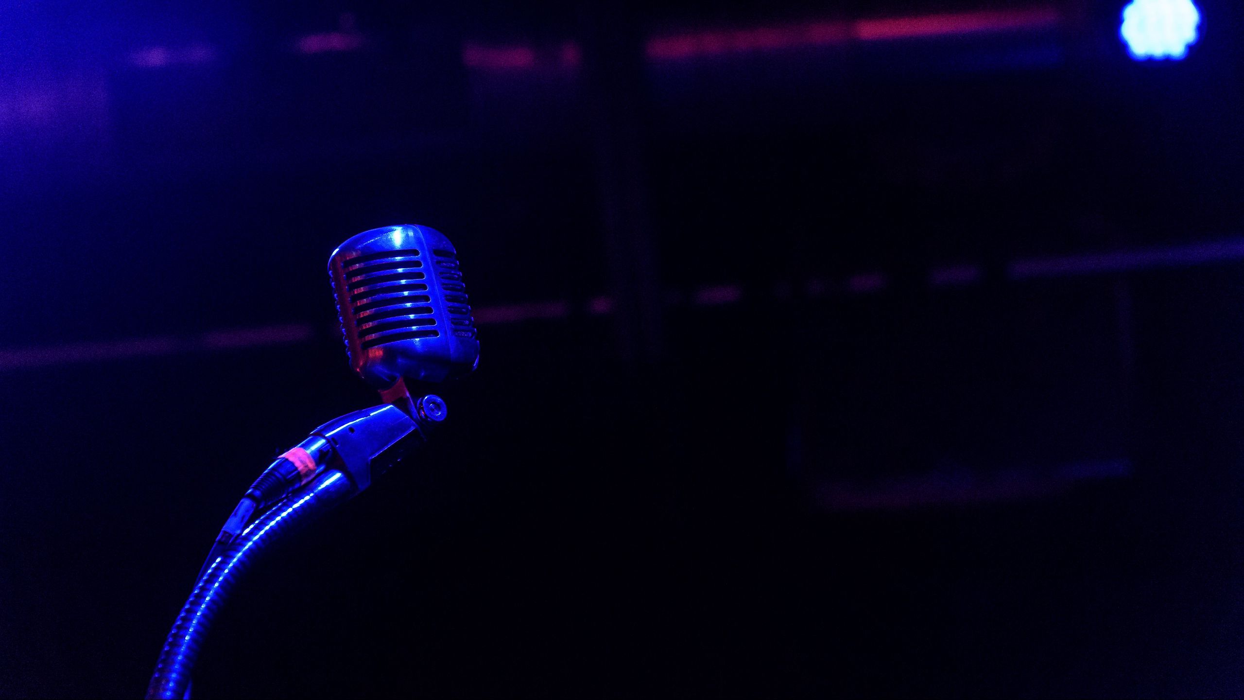 Видео без микрофона. Микрофон обои. Микрофон сине фиолетовый. Студийный микрофон.