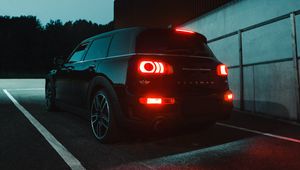 Превью обои mini clubman, mini, автомобиль, черный, темный, ночь
