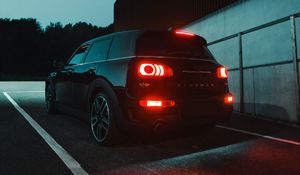 Превью обои mini clubman, mini, автомобиль, черный, темный, ночь