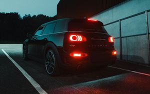 Превью обои mini clubman, mini, автомобиль, черный, темный, ночь