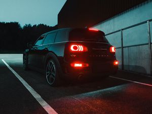 Превью обои mini clubman, mini, автомобиль, черный, темный, ночь