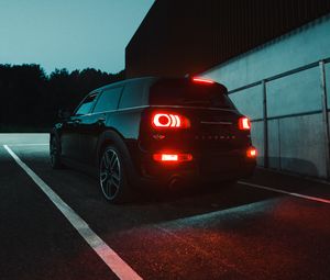 Превью обои mini clubman, mini, автомобиль, черный, темный, ночь