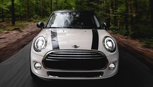 Превью обои mini cooper, машина, белый, вид спереди, движение, скорость