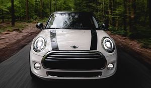 Превью обои mini cooper, машина, белый, вид спереди, движение, скорость