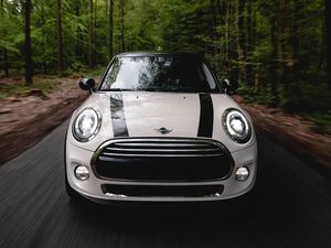 Превью обои mini cooper, машина, белый, вид спереди, движение, скорость