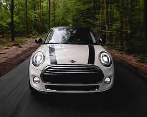 Превью обои mini cooper, машина, белый, вид спереди, движение, скорость