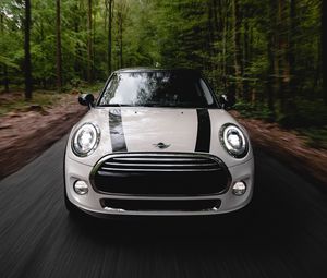 Превью обои mini cooper, машина, белый, вид спереди, движение, скорость