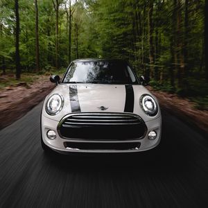 Превью обои mini cooper, машина, белый, вид спереди, движение, скорость