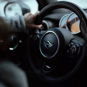 Превью обои mini cooper, машина, руль, рука