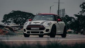 Превью обои mini cooper, mini, автомобиль, белый, дорога, поворот