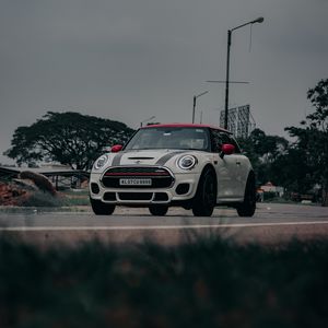 Превью обои mini cooper, mini, автомобиль, белый, дорога, поворот