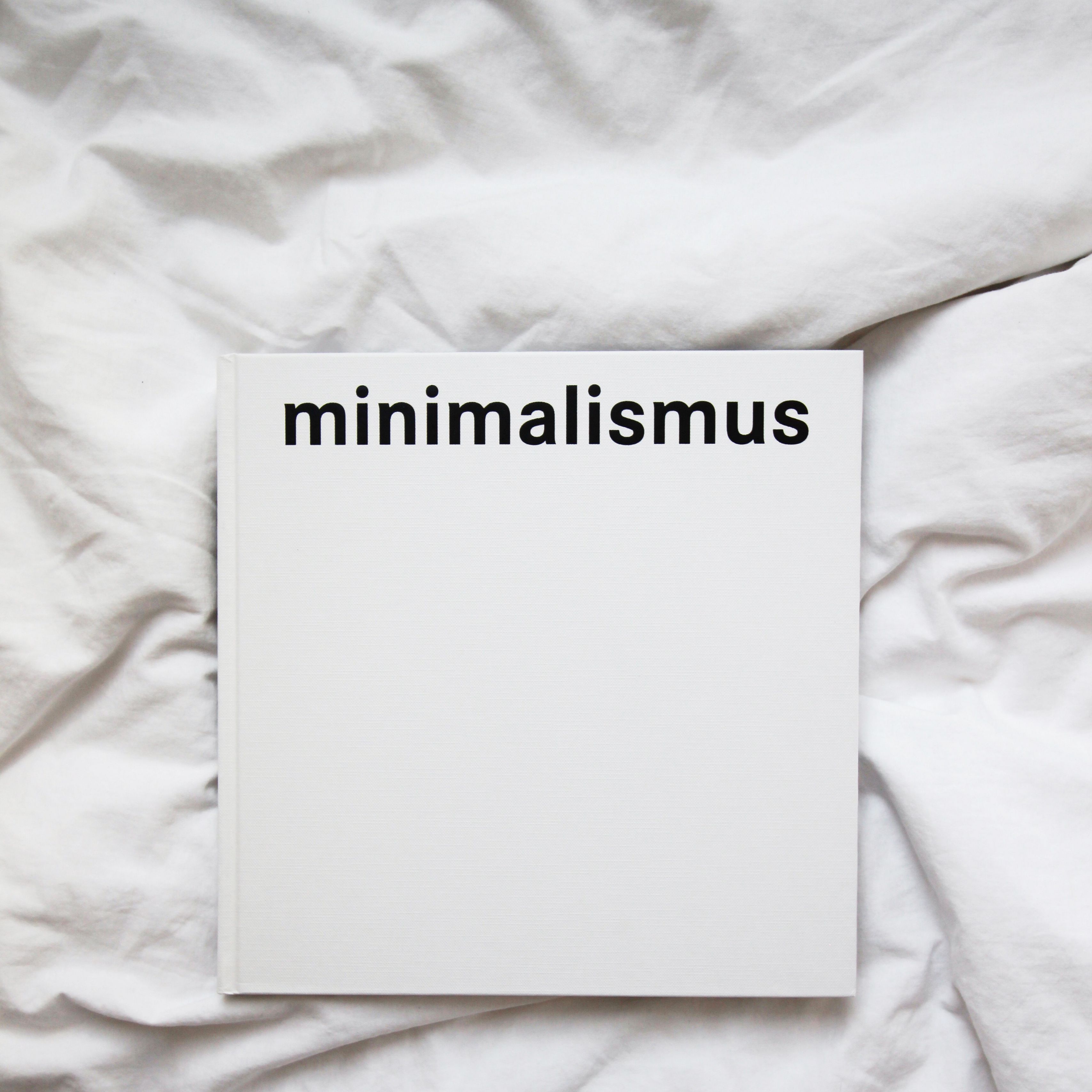 Белый делай. Minimalism надпись. Белая надпись. Надпись 