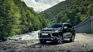 Превью обои mitsubishi pajero, внедорожник, горы