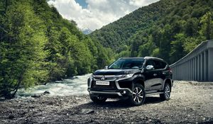 Превью обои mitsubishi pajero, внедорожник, горы